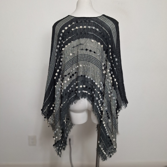 DEMDACO Grey & Black Boho Fringe Southwestern Artisan Western Poncho One Size - Picture 9 of 15